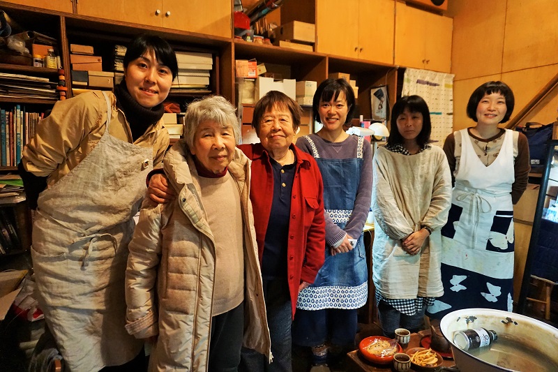 岡本忠成夫人のさと子さん、人形作家の保坂純子さんを訪問